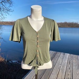 🌺5/$25 Francesca’s green button short sleeve top
